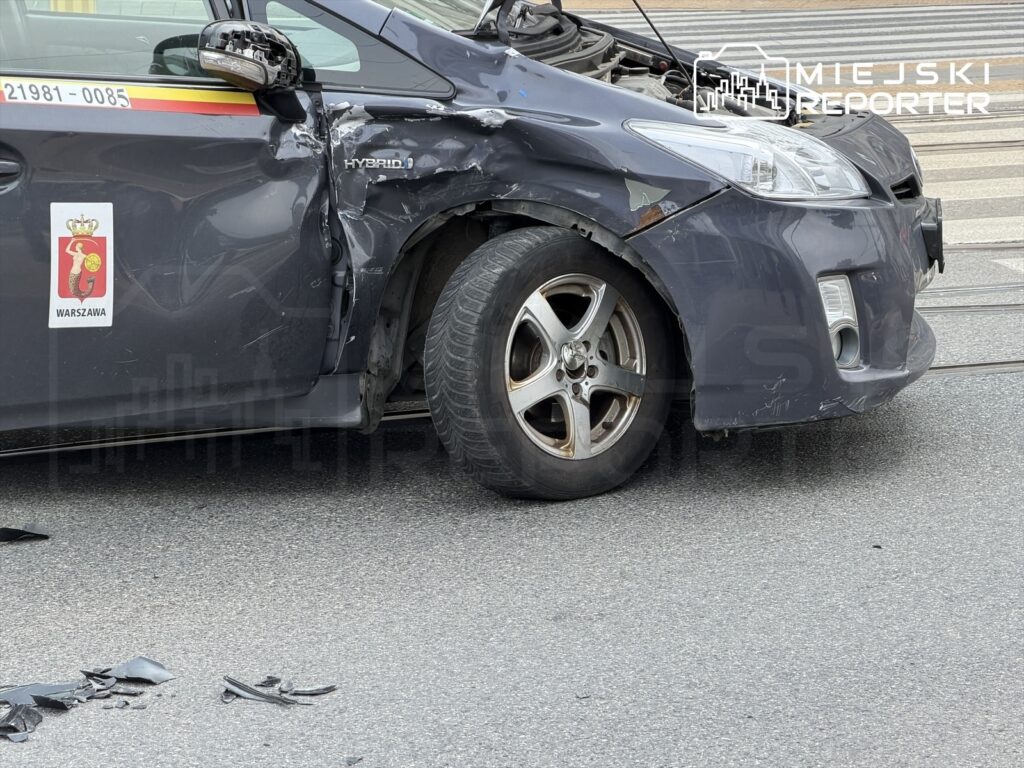 Uszkodzony samochód osobowy z widocznymi wgnieceniami i uszkodzeniami nadwozia na jezdni.