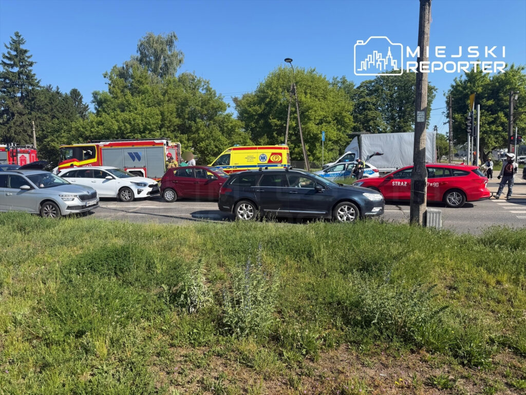 Ruch drogowy zablokowany przez pojazdy ratunkowe i samochody osobowe na skrzyżowaniu w miejskim otoczeniu.