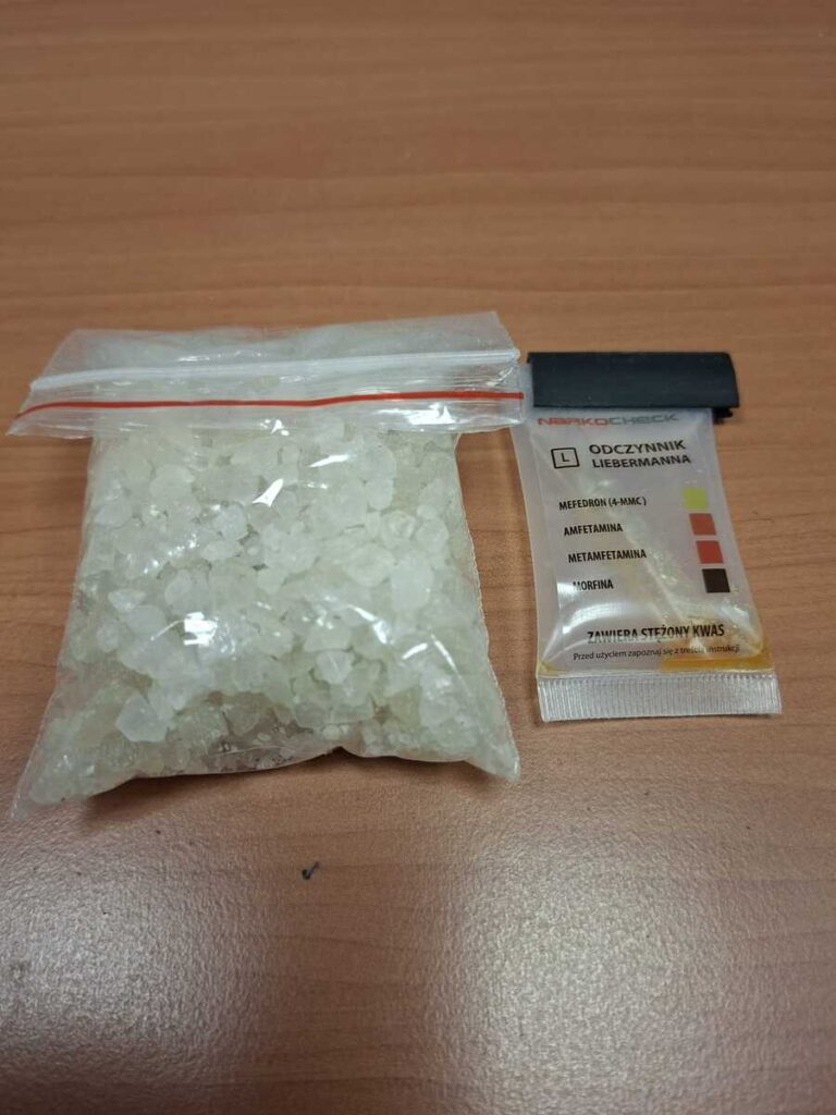 Biały proszek w przezroczystej torebce obok odczynnika Liebermanna do identyfikacji substancji chemicznych.