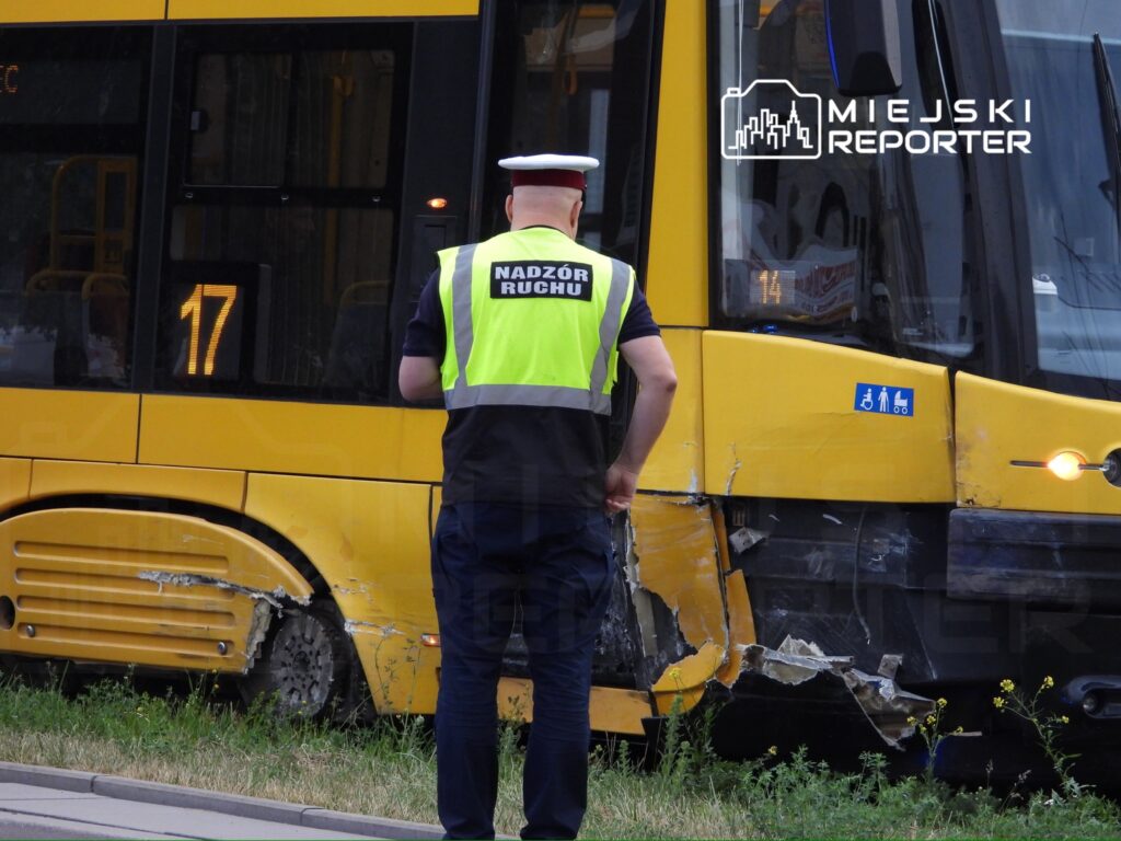 Mężczyzna w kamizelce z napisem "Nadzór Ruchu" bada uszkodzenia żółtego autobusu na poboczu drogi.