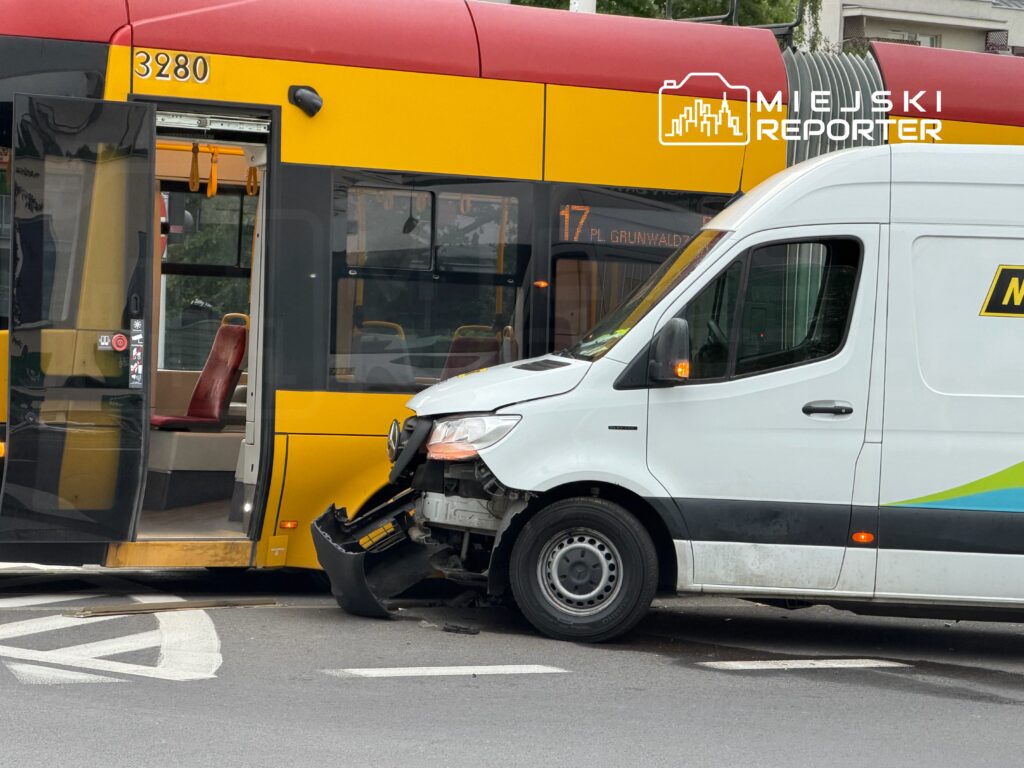 Autobus z numerem 3280 zatrzymał się na przystanku, obok niego uszkodzony samochód dostawczy w ruchu.