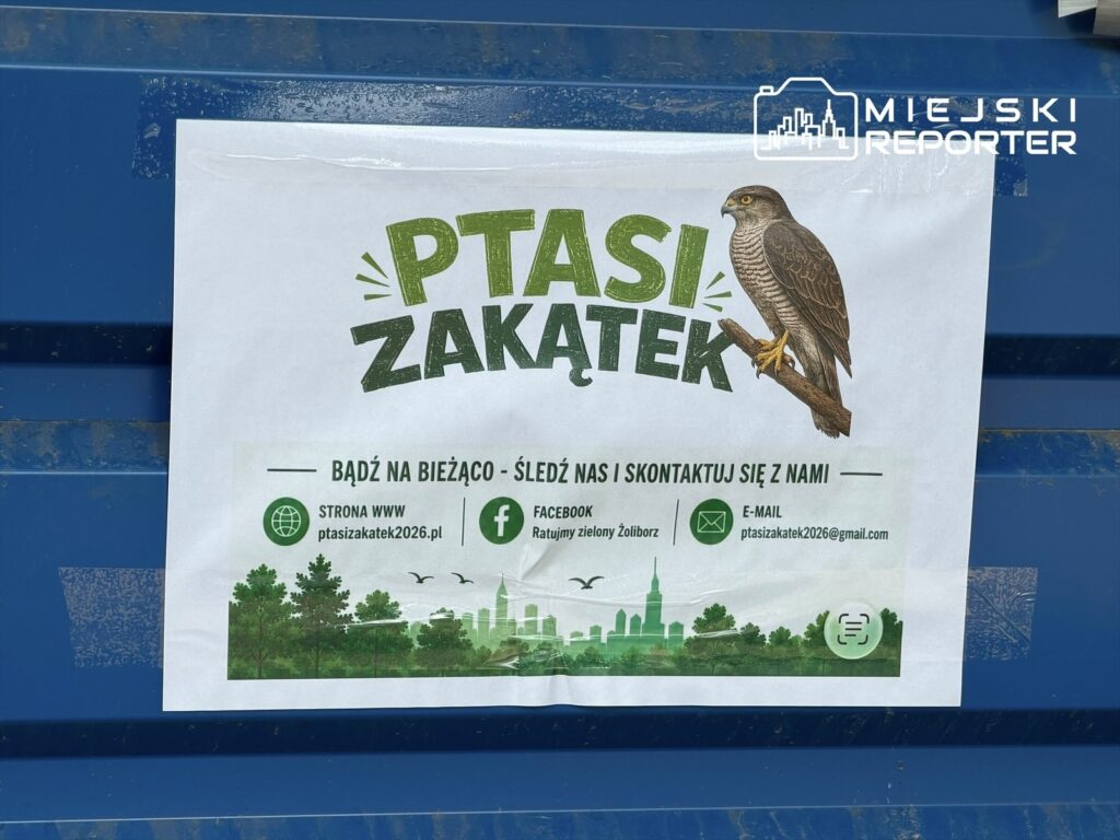 Plakat reklamujący projekt "Ptasi Zakątek" z grafiką ptaka siedzącego na gałęzi, umieszczony na niebieskiej powierzchni.