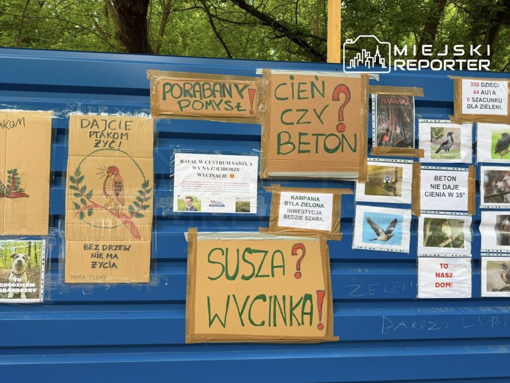 Na niebieskiej ścianie umieszczone są kartonowe plakaty z hasłami o ochronie przyrody, w tym "DAJCIE PTAKOM ŻYĆ!" oraz "CIEŃ czy BETON?". W tle widoczne są zdjęcia ptaków i informacje o wpływie betonu na środowisko.