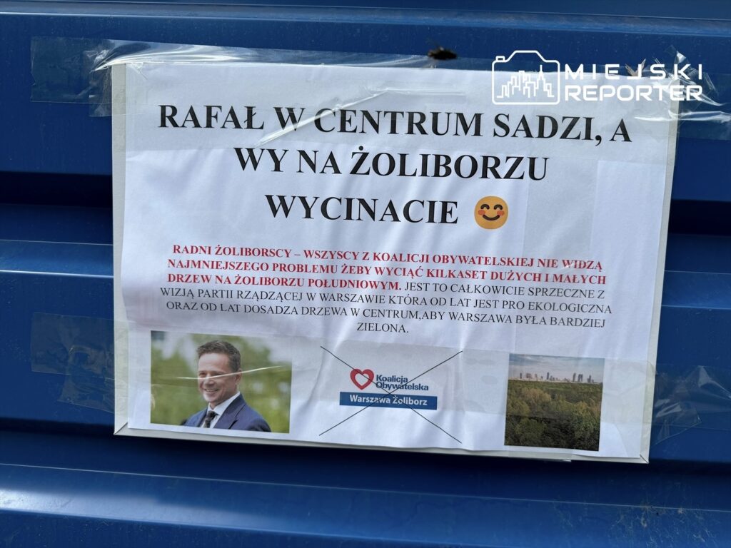 Plakat z tekstem krytykującym decyzje dotyczące wycinki drzew, umieszczony na niebieskiej powierzchni.