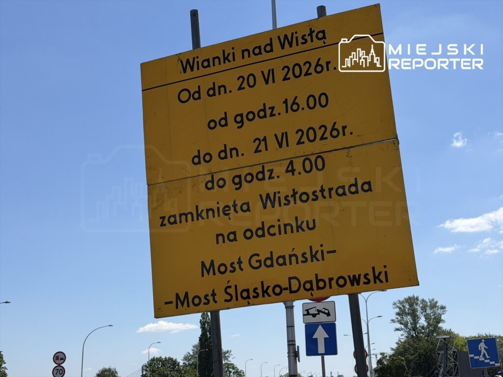 Żółty znak informacyjny z datami i godzinami zamknięcia Mostu Gdańskiego oraz Wistostrady na odcinku.