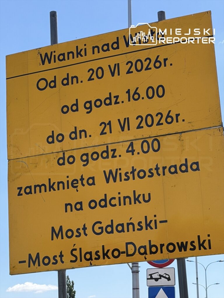 Żółty znak informacyjny z komunikatem o zamknięciu mostu Gdańskiego na odcinku Wisłostrady w dniach 20-21 czerwca 2026 roku.