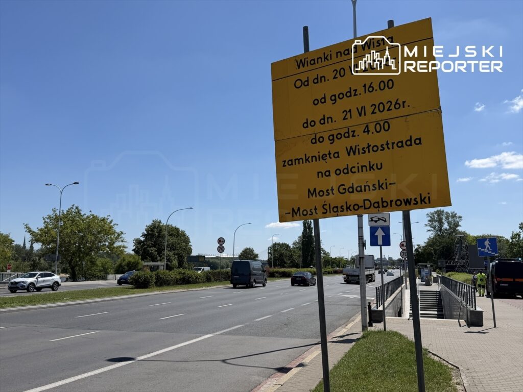 Żółty znak drogowy informujący o zamknięciu Wisłostrady na odcinku Most Gdański od 20 do 21 czerwca 2026 roku.
