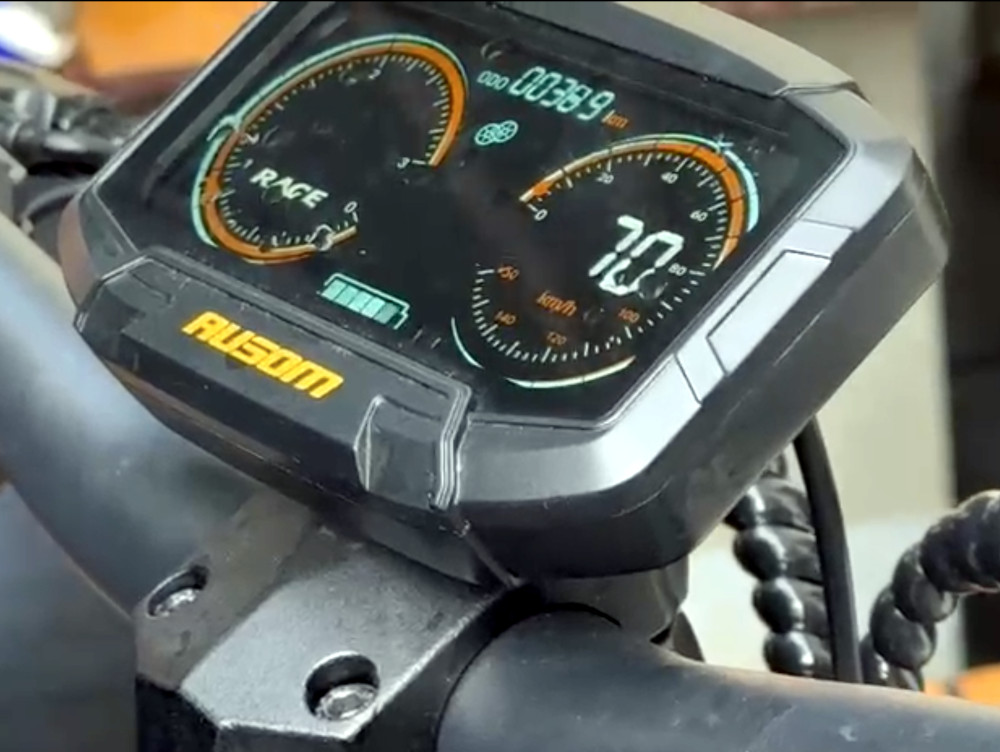Wyświetlacz elektroniczny elektrycznego jednośladu z informacjami o prędkości 70 km/h i przebiegu 369,9 km.