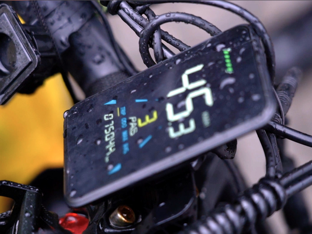 Wyświetlacz elektroniczny na kierownicy elektrycznego jednośladu pokazujący prędkość 45 km/h oraz inne parametry.