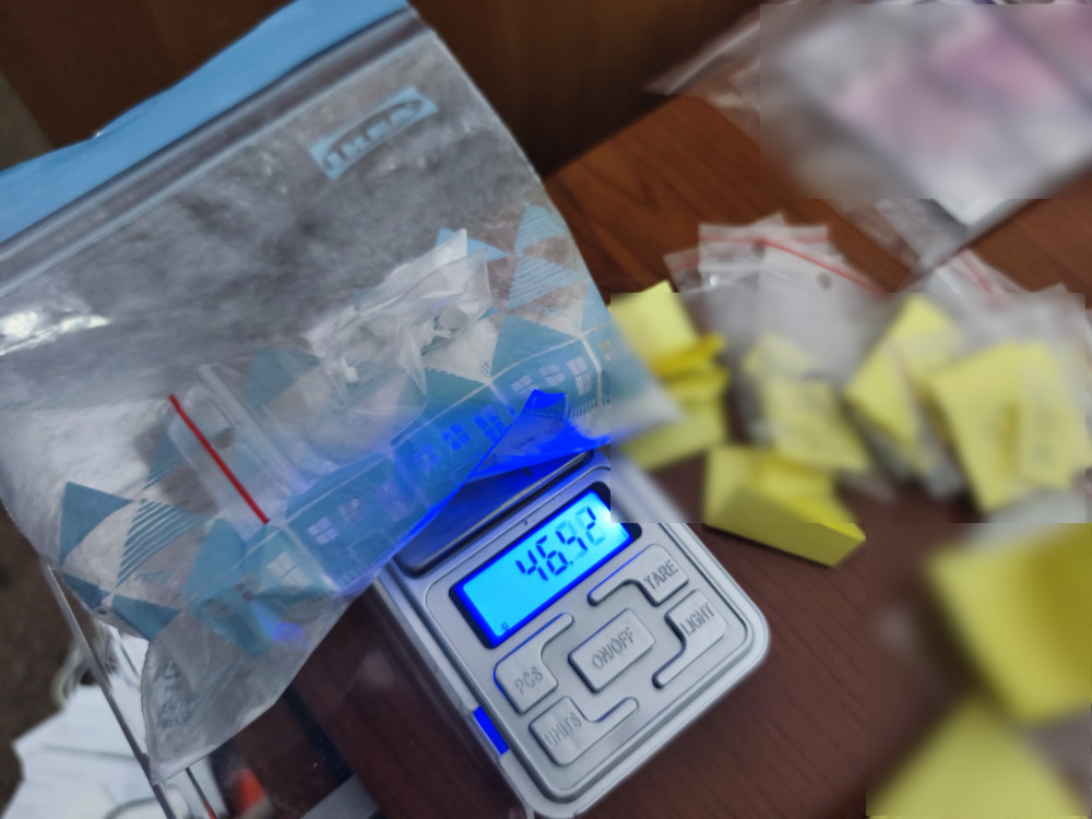 Zestaw woreczków strunowych z papierowymi elementami waży 46,92 gramów na elektronicznej wadze.
