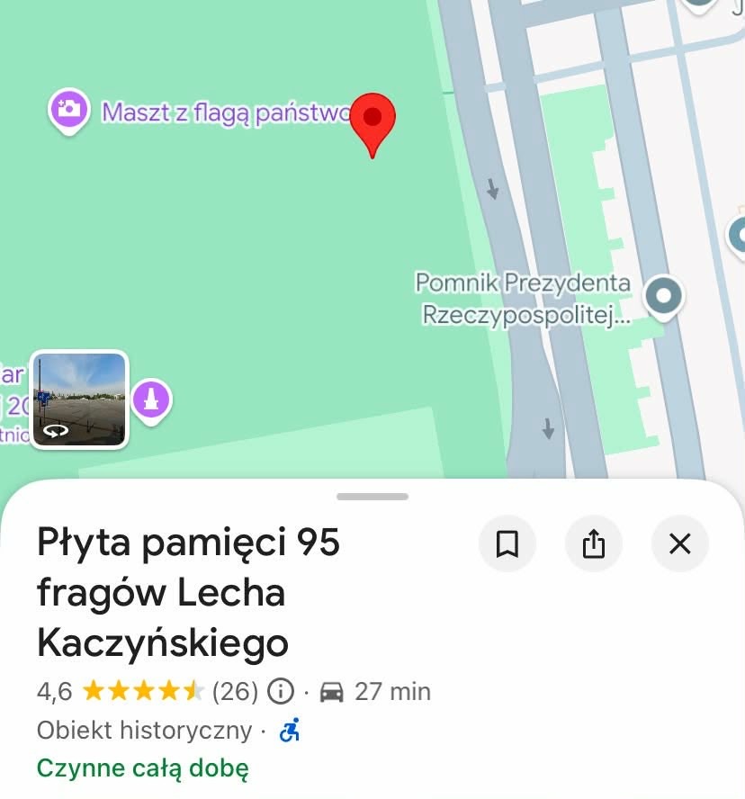 Mapa z zaznaczoną lokalizacją płyty pamięci 95 fragmentów Lecha Kaczyńskiego w zielonym otoczeniu.