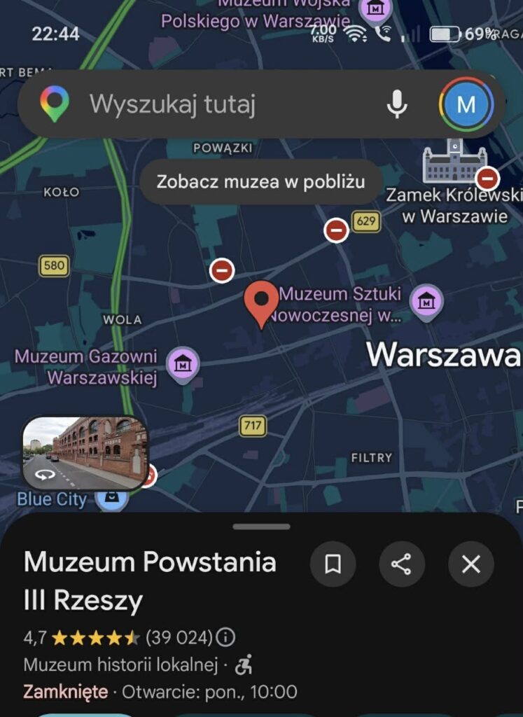 Zrzut ekranu z aplikacji mapowej pokazujący lokalizację Muzeum Powstania III Rzeszy w Warszawie.