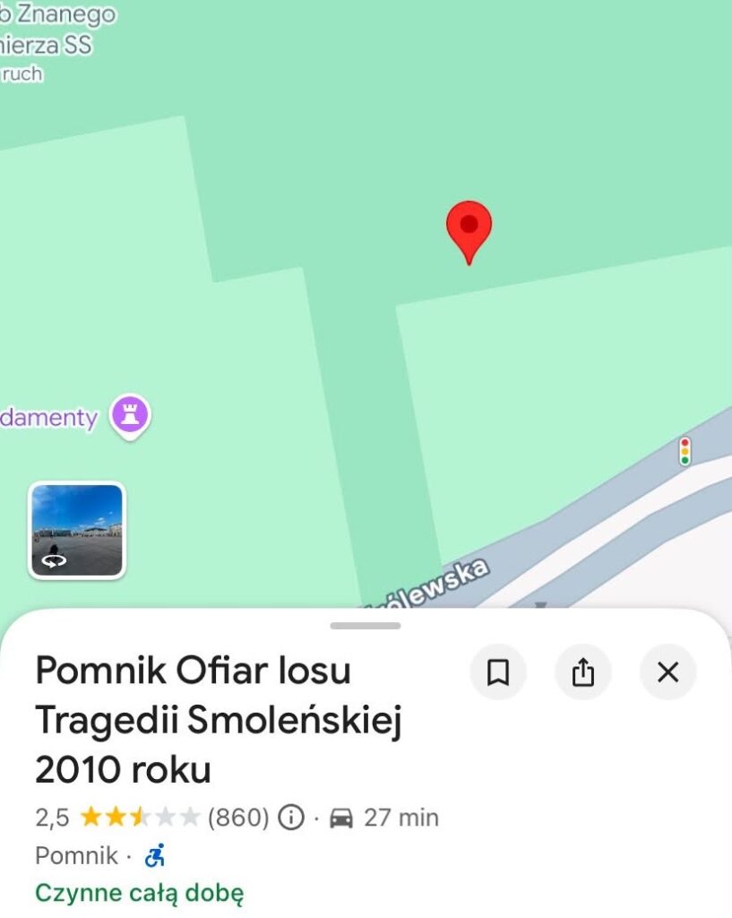 Czerwony znacznik lokalizacji wskazuje pomnik upamiętniający ofiary tragedii smoleńskiej na zielonej mapie.