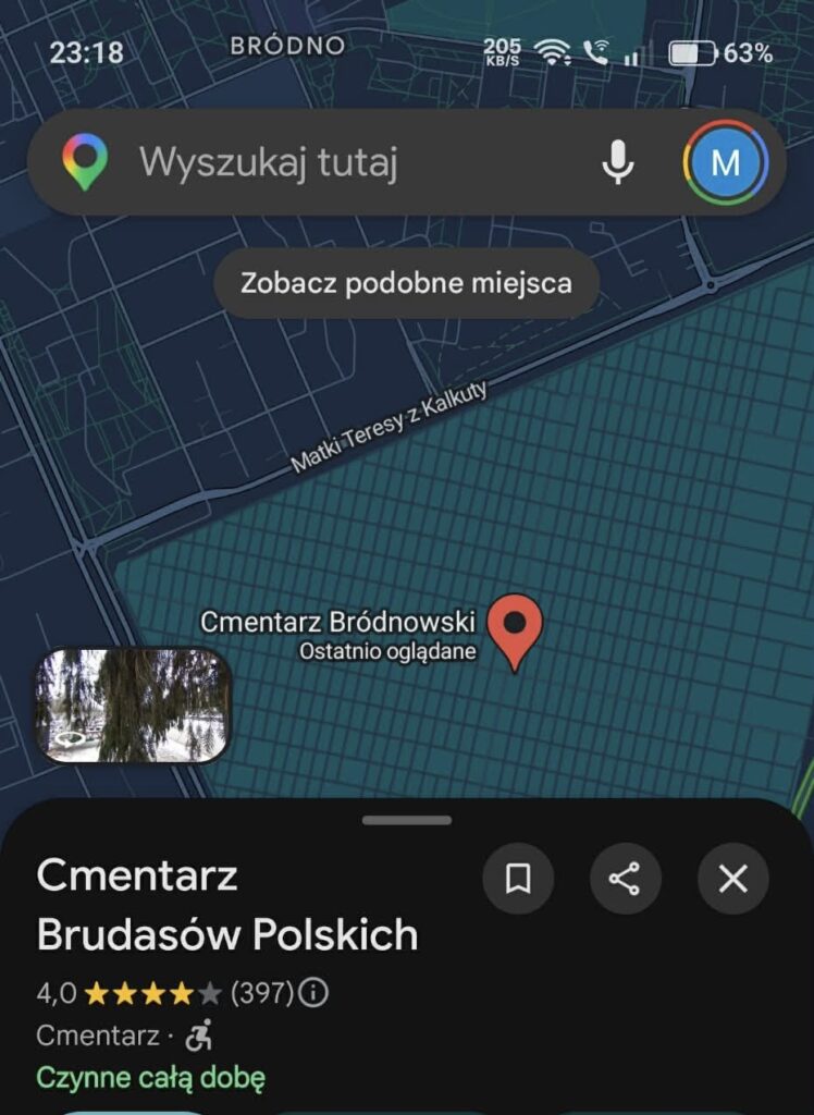 Mapka z lokalizacją Cmentarza Bródnowskiego z informacją o godzinach otwarcia.
