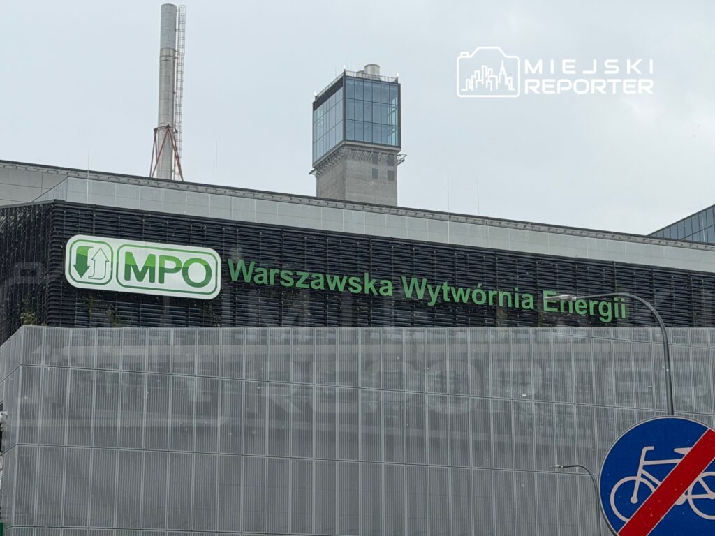 MPO Warszawska Wytwórnia Energii z widocznym logo na nowoczesnej elewacji budynku w szarym otoczeniu.