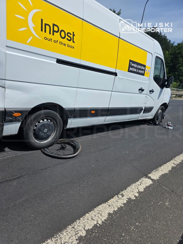 Furgonetka InPost zatrzymała się na drodze, obok leży odłączone koło rowerowe.