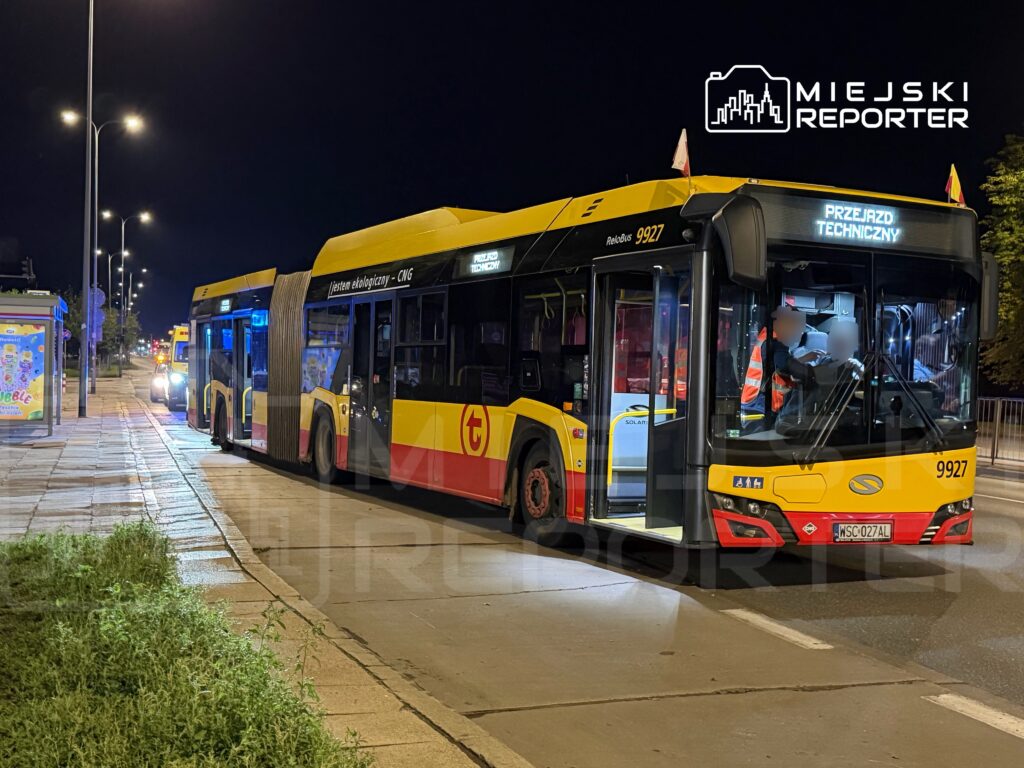 Autobus niskopodłogowy zatrzymany na przystanku nocnym, z wyświetlaczem informującym o "Przejazd techniczny".