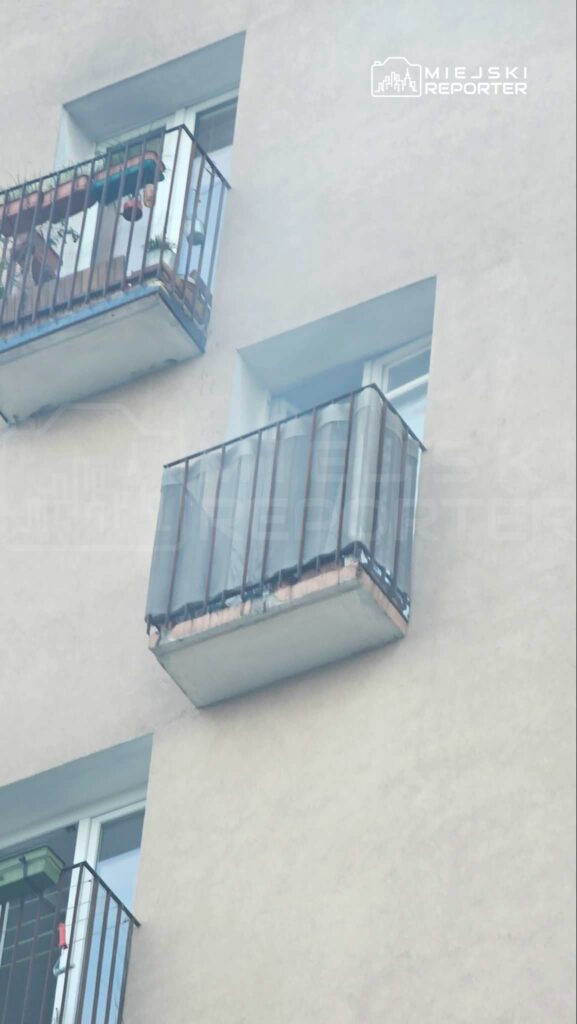 Balkon z roślinami i doniczkami na nowoczesnym budynku mieszkalnym.