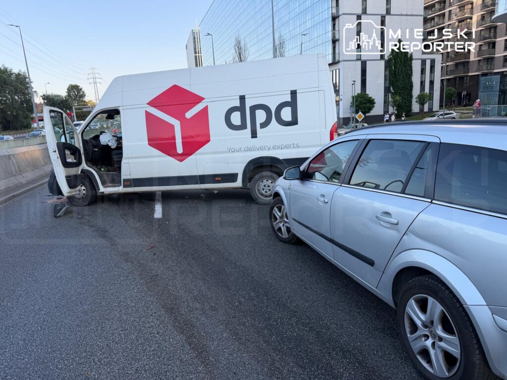 Zderzenie dwóch pojazdów: biały furgon DPD z otwartymi drzwiami stoi na jezdni obok srebrnego samochodu osobowego.