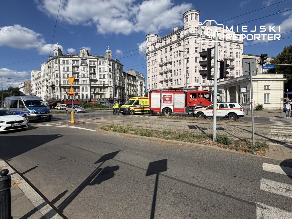 Na Placu Unii Lubelskiej interweniują służby ratunkowe, w tym karetka, straż pożarna i policja, obok nowoczesnych budynków.