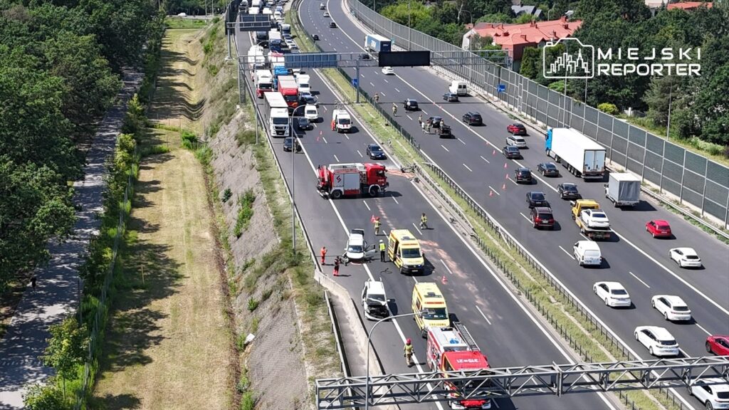 Na drodze ekspresowej S8, służby ratunkowe zabezpieczają miejsce wypadku, obok unieruchomionych pojazdów.
