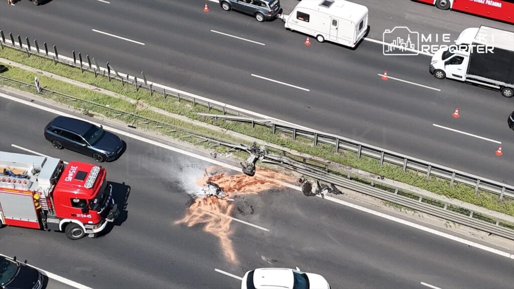 Na jezdni S8 leży uszkodzony silnik i części samochodowe, wokół widoczne są oznaczenia ostrzegawcze.