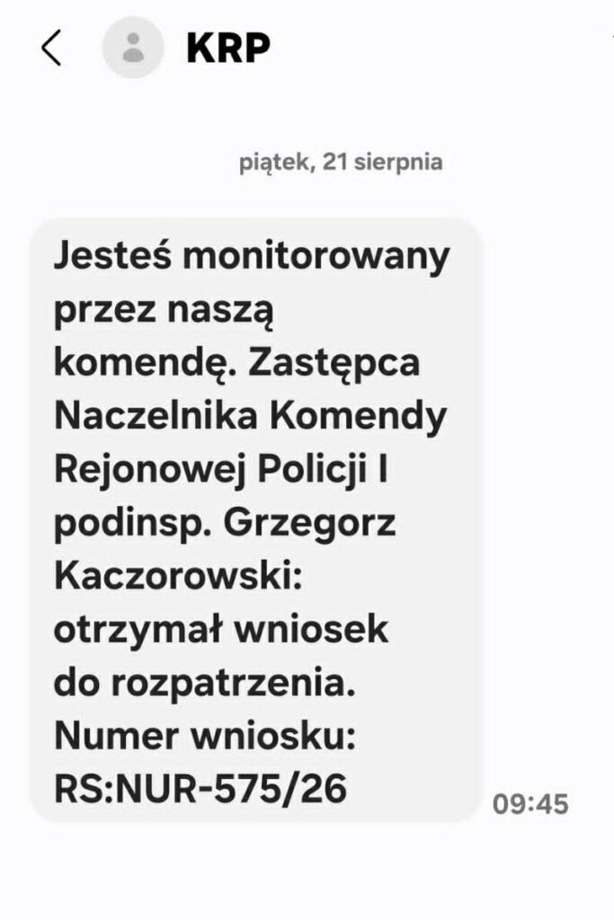 Wiadomość tekstowa informująca o monitorowaniu przez komendę, zawierająca dane Naczelnika Policji oraz numer wniosku.
