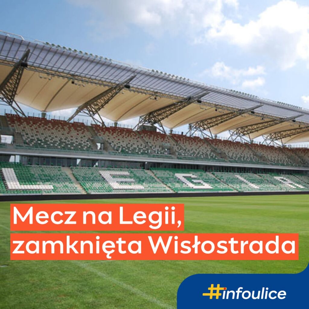 Stadion piłkarski z zieloną murawą i trybunami, na których widnieje napis "LEGIA".