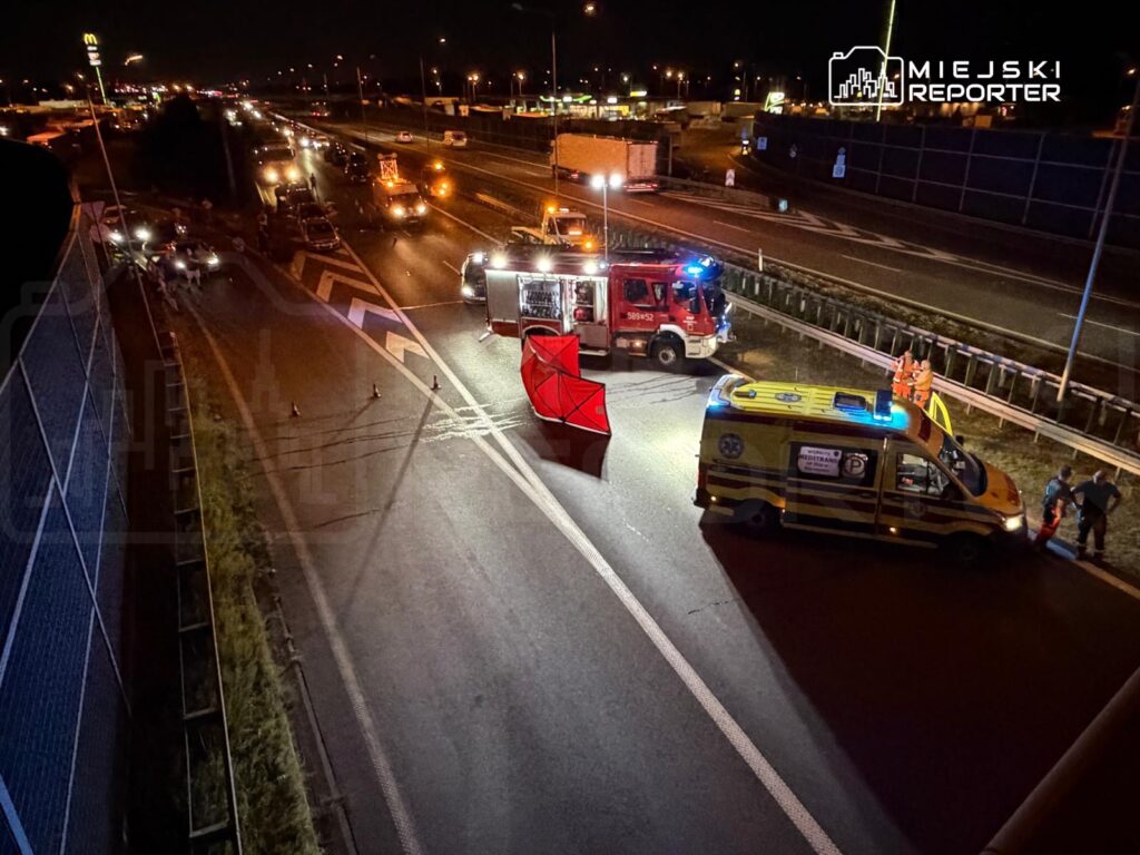 Na drodze nocą zorganizowane są działania ratunkowe, w których uczestniczą strażacy oraz zespół medyczny.