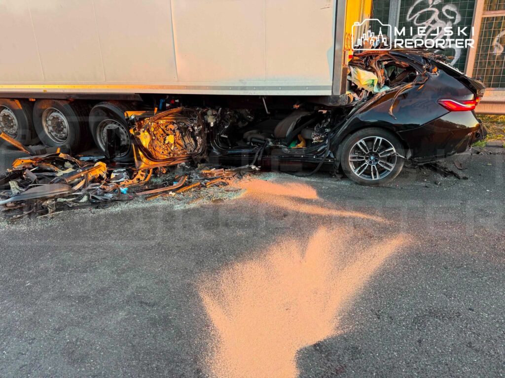 Śmiertelny wypadek na trasie S8. BMW wbiło się pod naczepę ciężarówki. Kierowca zginął na miejscu