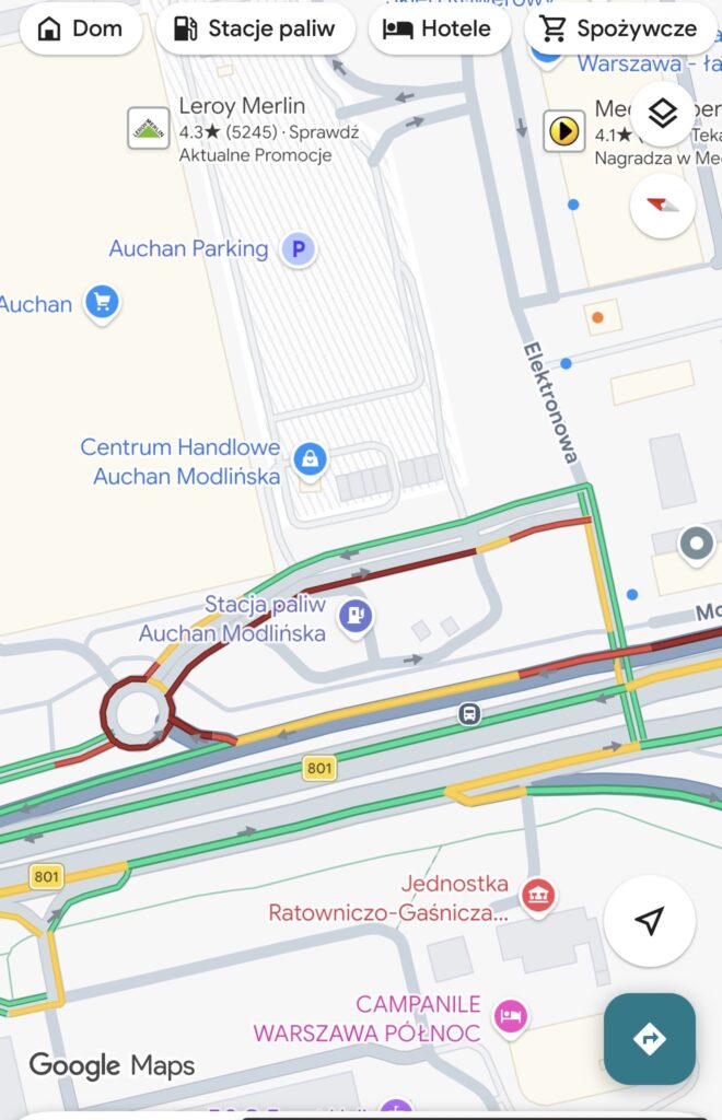 Mapa z informacjami o lokalizacji, w tym stacji paliw i centrum handlowym Auchan Modlińska.