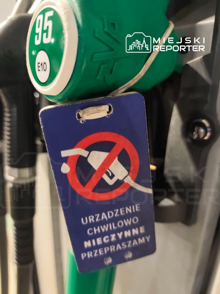 Zielony dystrybutor paliwa z etykietą informującą o chwilowej awarii urządzenia.
