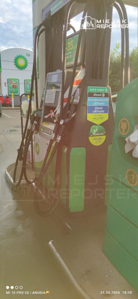 Stacja benzynowa z dystrybutorami paliwa, w tym euro super i diesel, w tle widoczne logo BP.