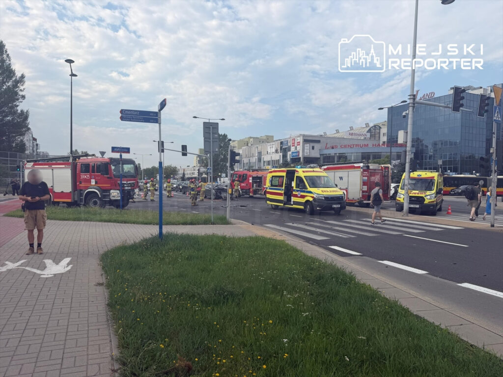 Na skrzyżowaniu w Mokotowie stoją pojazdy straży pożarnej i karetki, a w tle widać zablokowany ruch.