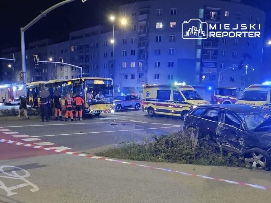 Autobus linii 185 zatrzymany po zderzeniu z osobowym Audi, w tle widoczne pojazdy służb ratunkowych.