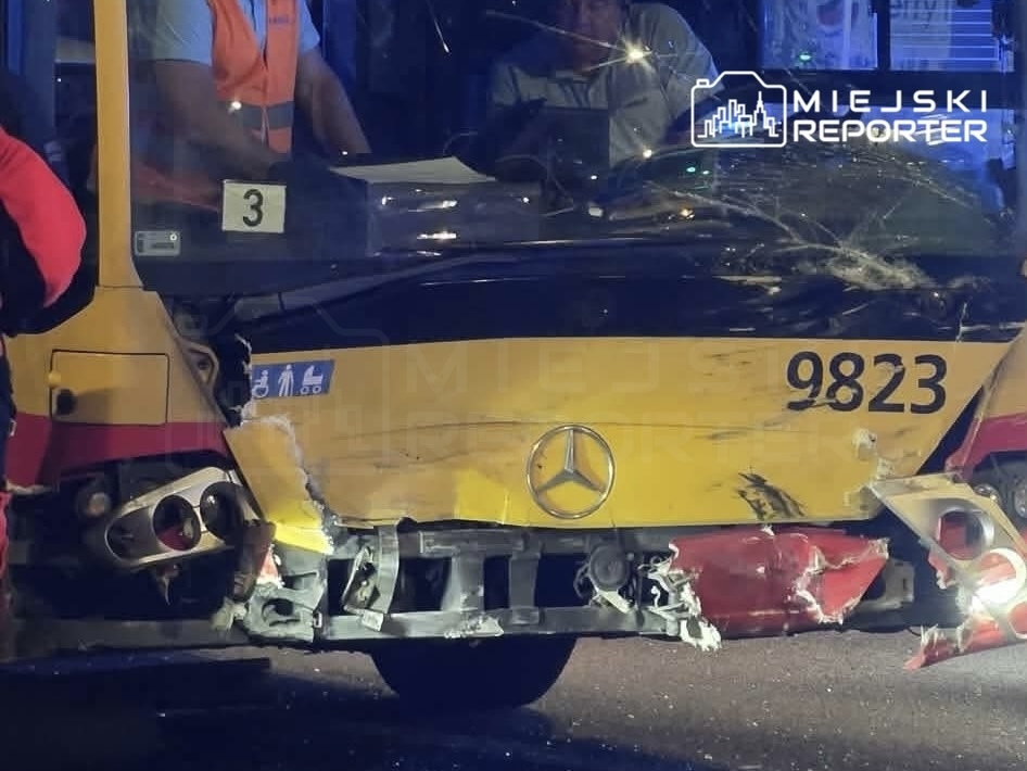 Zniszczony tył autobusu linii 185, z widocznymi uszkodzeniami, podczas interwencji służb na miejscu wypadku.