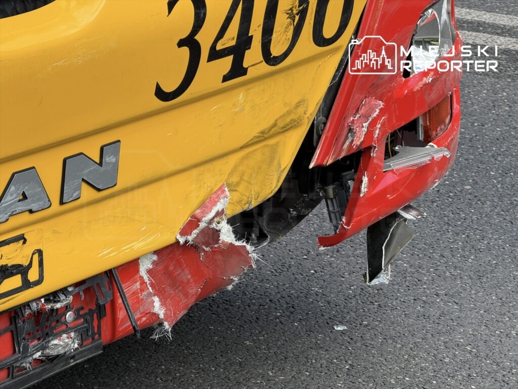 Uszkodzona tylna część żółtego autobusu z numerem rejestracyjnym, obok widoczna czerwona Toyota z uszkodzoną karoserią.