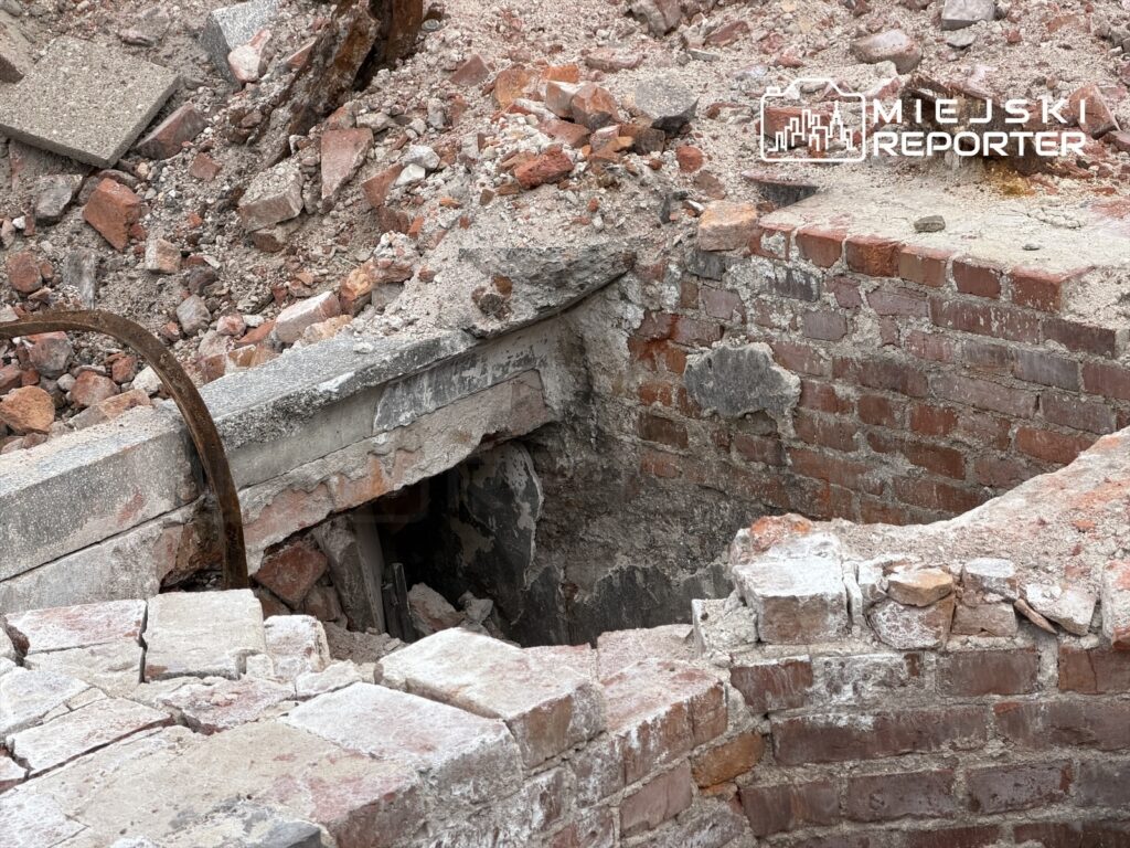 Fragment odkrytej ceglanej ściany z widocznymi resztkami gruzu w miejscu remontu.