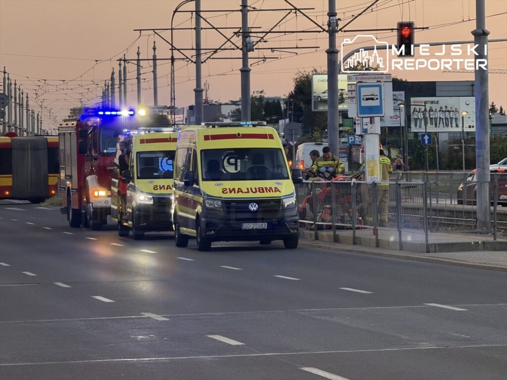 Na przystanku przy Alei Krakowskiej dwie karetki pogotowia oraz wóz strażacki udzielają pomocy poszkodowanemu mężczyźnie.