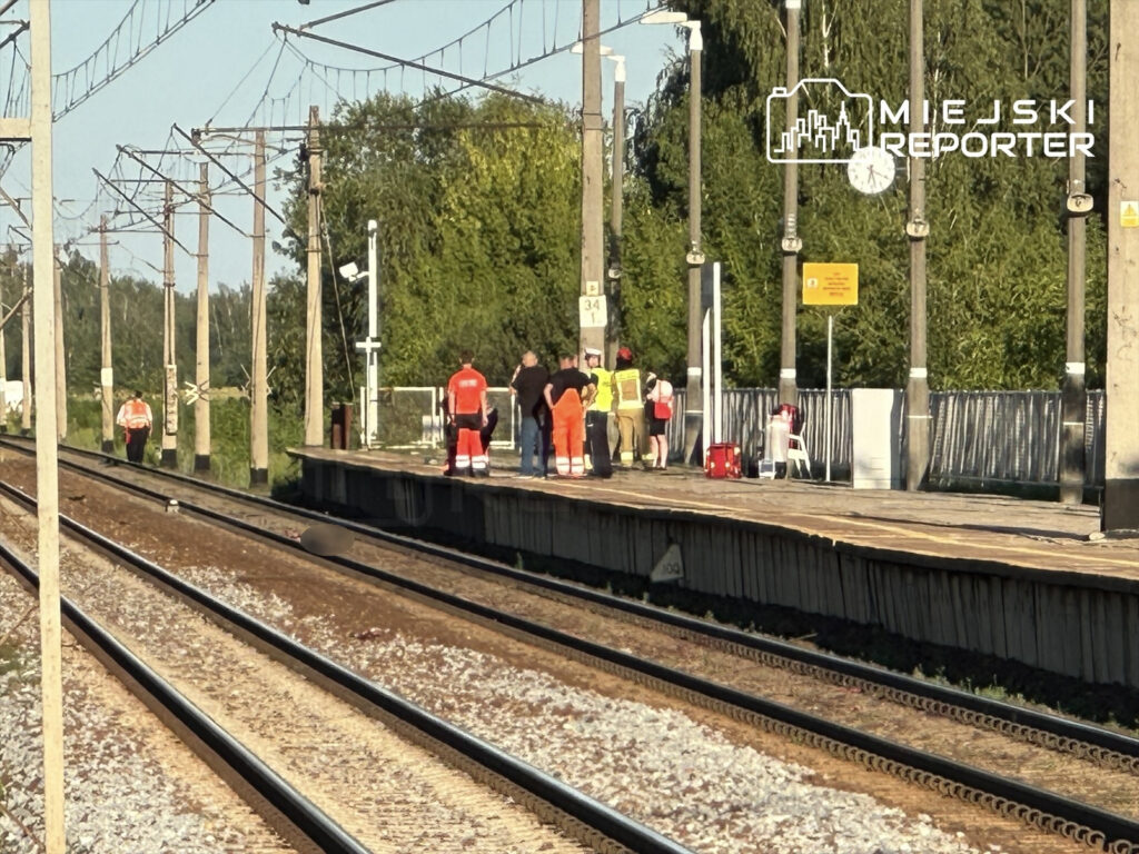 Ratownicy i policjanci pracują na stacji kolejowej, gdzie doszło do tragicznego zdarzenia.
