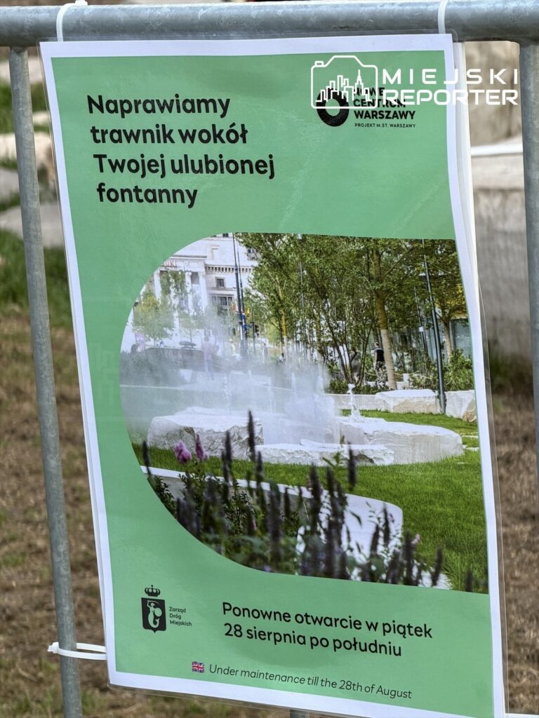 Plakat informacyjny o renowacji trawnika wokół fontanny, z datą ponownego otwarcia 28 sierpnia.