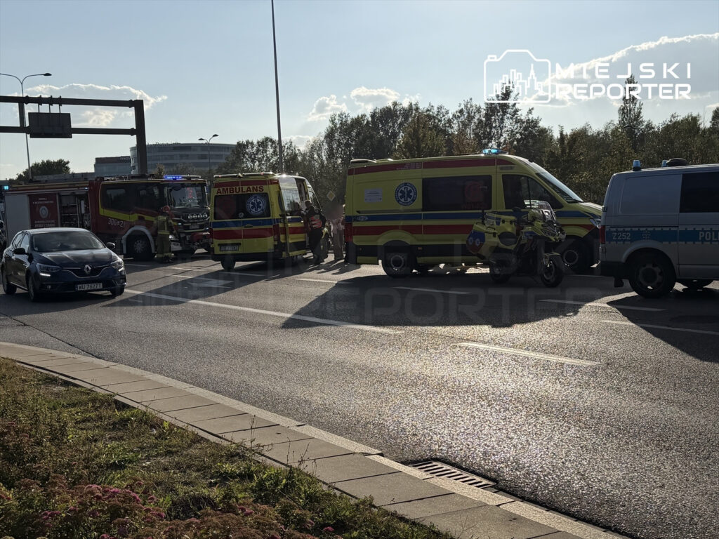Na drodze zatrzymane karetki pogotowia oraz pojazdy straży pożarnej, ratownicy udzielają pomocy poszkodowanym.