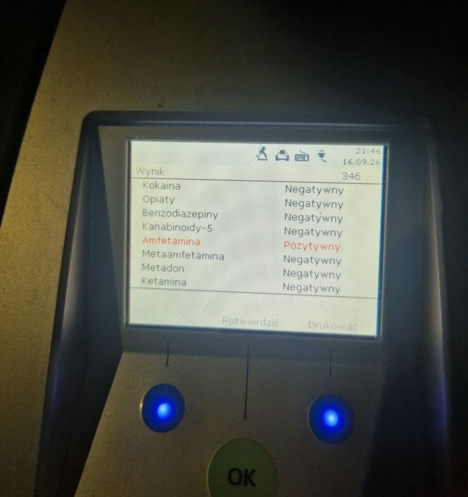 Wyniki testu narkotykowego na urządzeniu, z pozytywnym wynikiem dla amfetaminy i negatywnymi dla innych substancji.