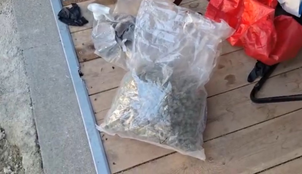 Przezroczysta torba z suszem leży na drewnianym podłożu obok kolorowych worków.