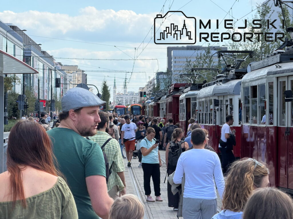 Tłum ludzi spaceruje wzdłuż torów tramwajowych, obok zabytkowych tramwajów podczas Mistrzostw motorniczych.