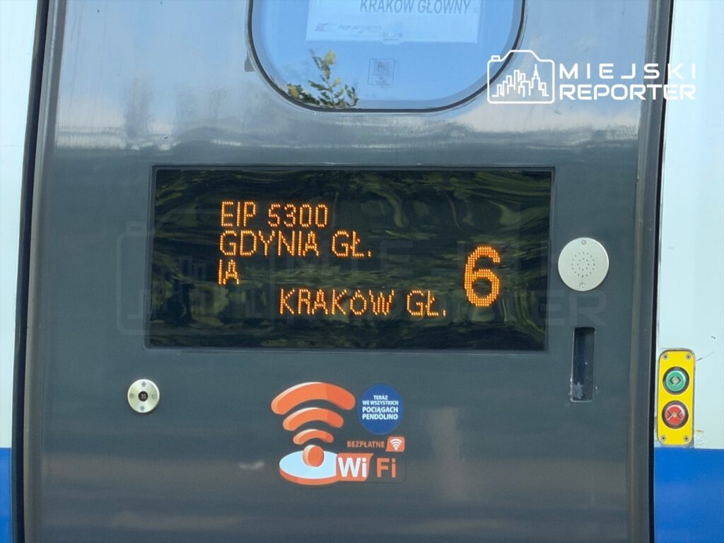 Pociąg Pendolino z numerem EIP 5300 z Gdyni do Krakowa, z widocznym rozkładem jazdy na drzwiach.