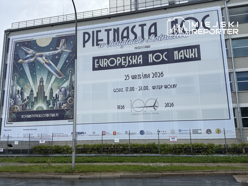 Plakat promujący "Noc w Instytucie Lotnictwa", z grafiką samolotu i datą wydarzenia 25 września 2026.