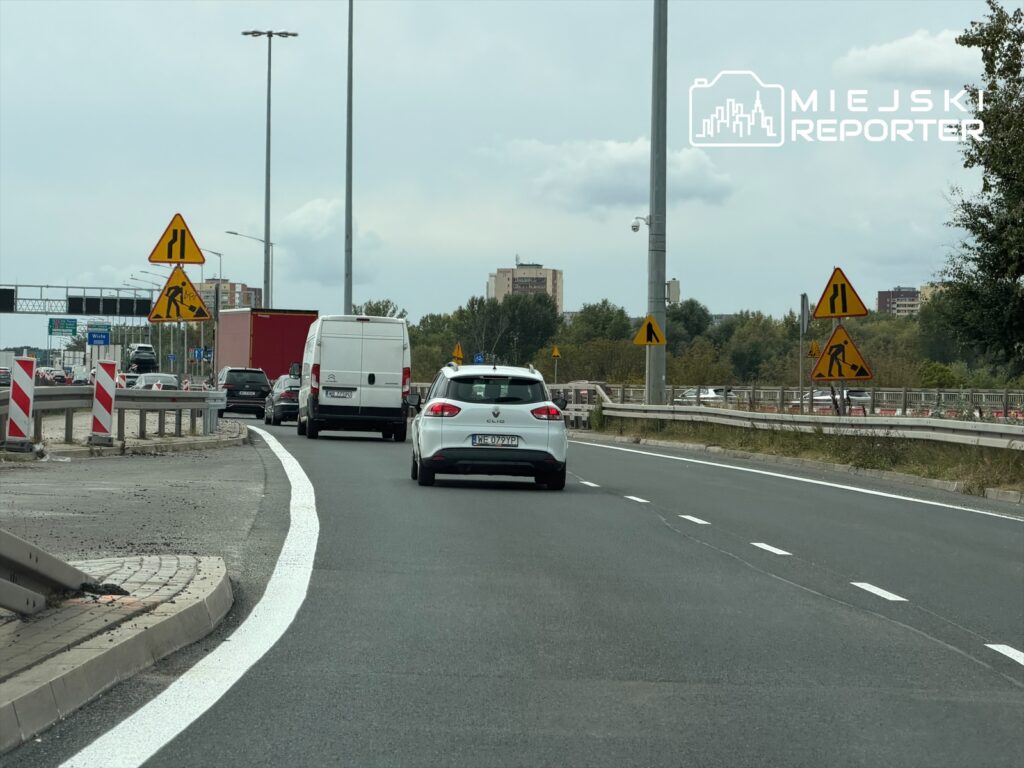 Ruch samochodów na trasie S8 z oznakowaniem robót drogowych oraz zwężeniem jezdni.