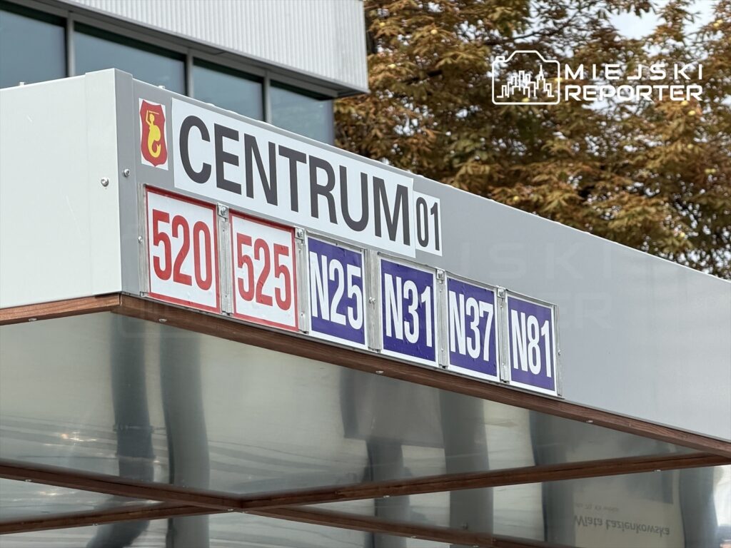 Wiaty przystankowe z tablicą informacyjną, przedstawiającą numery linii 520, 525, N25, N31, N37 i N81, w miejskim otoczeniu.
