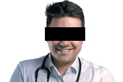 Uśmiechnięty lekarz w białym fartuchu i ze stetoskopem na szyi na białym tle.